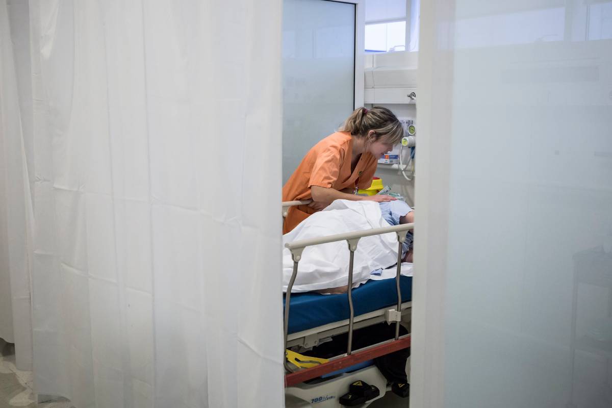 Una enfermera tendiendo a un paciente. FOTO: Ariadna Creus y Àngel Garca (Banc Imatges Infermeres).